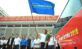 Lễ xuất quân Hành trình Tôi yêu Tổ quốc tôi 2018 diễn ra sôi nổi. Ảnh: Xuân Tùng