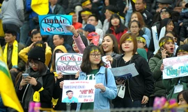 'Team chị gái mưa' cổ vũ, tỏ tình với cầu thủ Phan Văn Đức