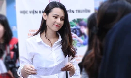 hướng dẫn viên có gương mặt sáng và nét Tây phương đã "đốn tim" nhiều bạn trẻ về sự thân thiện, xinh đẹp