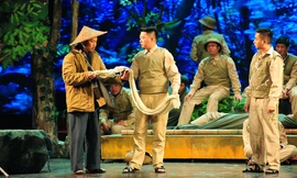 Cảnh trong vở kịch ngắn thuộc chương trình giao lưu nghệ thuật “Vang mãi lời Người về đạo đức cách mạng”