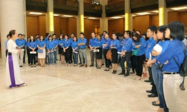 Thanh niên tìm hiểu thông tin bầu cử đại biểu Quốc hội