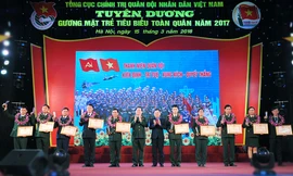 Trung tướng Lê Hiền Vân - Phó Chủ nhiệm Tổng cục Chính trị, Bí thư thường trực T.Ư Đoàn Nguyễn Anh Tuấn khen thưởng các cá nhân đạt giải Gương mặt trẻ tiêu biểu toàn quân 2017