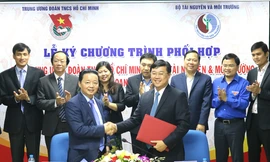 Bí thư thứ nhất T.Ư Đoàn Lê Quốc Phong và Bộ trưởng Bộ TN&MT Trần Hồng Hà ký kết chương trình phối hợp trong lĩnh vực tài nguyên môi trường giai đoạn 2017-2022.