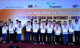 Đại diện ban tổ chức trao chứng nhận cho các em học sinh đoạt giải. Ảnh: X.T