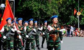 Cận cảnh nhan sắc nữ sĩ quan quân y gây 'sốt' mạng