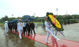 Đoàn đại biểu Hội LHTN Campuchia viếng Lăng Chủ tịch Hồ Chí Minh