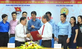 Bí thư T.Ư Đoàn, Chủ tịch T.Ư Hội LHTN Việt Nam Nguyễn Phi Long và Phó trưởng Ban Tôn giáo Chính phủ Trần Tấn Hùng ký kết chương trình. Ảnh: Xuân Tùng