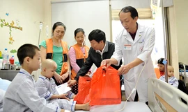 Phó Tổng Biên tập báo Tiền Phong Trần Thanh Lâm và Phó Viện Trưởng Viện huyết học – Truyền máu T.Ư, Bạch Quốc Khánh tặng quà cho các bệnh nhi đang điều trị tại Viện.