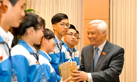 Phó Chủ tịch Quốc hội Uông Chu Lưu tặng quà cho các thí sinh dự Chung kết cuộc thi “Tự hào Việt Nam”