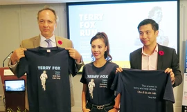 Ban tổ chức giới thiệu chương trình, áo gây quỹ tại buổi họp báo chiều 1/11