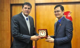 Bí thư T.Ư Đoàn TNCS Hồ Chí Minh Bùi Quang Huy (bên phải) trao quà cho đồng chí Hoan Các-lốt Ma-xăng A-ghi-lê-ra, Phó trưởng Ban Đối ngoại Trung ương, Trưởng đoàn đại biểu Đảng Cộng sản Cuba