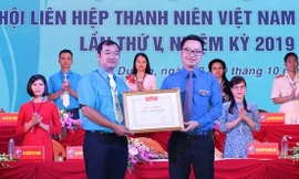 Phó Chủ tịch thường trực T.Ư Hội LHTN Việt Nam Nguyễn Tường Lâm tặng bằng khen cho anh Nguyễn Hồng Sáng - Phó Bí thư Tỉnh đoàn, Chủ tịch Hội LHTN Việt Nam tỉnh Hải Dương. Ảnh: BTC