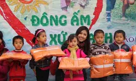 Đông ấm xứ Thanh trao đến huyện Quan Sơn