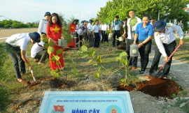 Nhiều quà tặng thiết thực tặng cán bộ, chiến sĩ và nhân dân huyện đảo Trường Sa