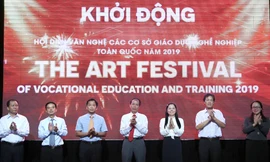 Đại diện Ban Tổ chức và đơn vị đăng cai ấn nút chính thức khởi động chương trình