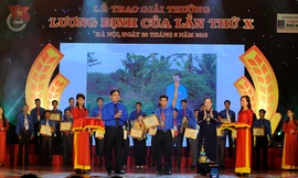 Bí thư T.Ư Đảng, Trưởng ban Dân vận T.Ư Hà Thị Khiết; Bí thư Thứ nhất T.Ư Đoàn Nguyễn Đắc Vinh trao khen thưởng cho các cá nhân xuất sắc