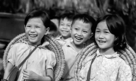 Tác phẩm trong triển lãm Hậu phương thời chiến giữa thế kỷ XX. Ảnh của tác giả Mầu Hoàng Thiết.