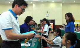 Đừng biến các bạn thành người lớn