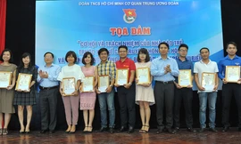 Bí thư T.Ư Đoàn Nguyễn Ngọc Lương và Tổng biên tập báo Tiền Phong Lê Xuân Sơn trao khen thưởng cho các phóng viên, biên tập viên trẻ tiêu biểu