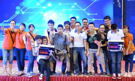 Các cuộc thi công nghệ mang tới nhiều cơ hội trải nghiệm cho sinh viên (Trong ảnh là đội giải Nhất SMAC Challenge 2014)