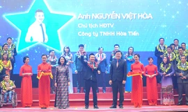 Bà Trương Thị Mai - Ủy viên Bộ Chính trị, Bí thư T.Ư Đảng, Trưởng Ban Dân vận T.Ư và anh Lê Quốc Phong - Ủy viên dự khuyết T.Ư Đảng, Bí thư thứ nhất T.Ư Đoàn trao khen thưởng cho Top 10 doanh nhân trẻ khởi nghiệp xuất sắc nhất