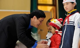 Tặng quà Tết cựu TNXP và học sinh có hoàn cảnh khó khăn