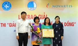 Bộ trưởng Bộ Y tế Nguyễn Thị Kim Tiến và Bí thư thứ nhất T.Ư Đoàn Lê Quốc Phong trao giải Nhất cho nhóm chiến dịch truyền thông và sàng lọc ung thư vú