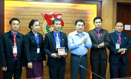 Bí thư thường trực T.Ư Đoàn Nguyễn Mạnh Dũng (thứ 4 từ trái sang) tặng quà lưu niệm cho đoàn học viên lớp ồi dưỡng cán bộ Đoàn Thanh niên NDCM Lào