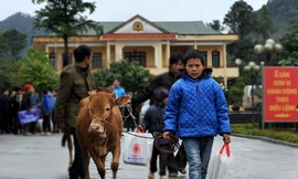 Tặng quà Tết cán bộ, chiến sỹ và đồng bào biên giới