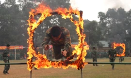 Chiến sĩ Trung đoàn 3 vượt vòng lửa, diễn thể dục có súng