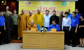 Bí thư T.Ư Đoàn, Chủ tịch Hội LHTN Việt Nam Nguyễn Phi Long; Chủ tịch Hội đồng Trị sự T.Ư Giáo hội Phật giáo Việt Nam Hòa thượng Thích Thiện Nhơn ký kết