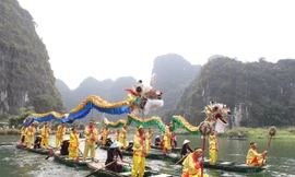 Hàng trăm người rước rồng trên sông Tràng An 