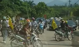 Dân mạng lại 'sục sôi' nhóm thanh niên tự ý chặn đường cho đoàn xe đi