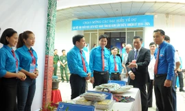 Các đại biểu tham quan các gian hàng triển lãm trong khuôn khổ Đại hội