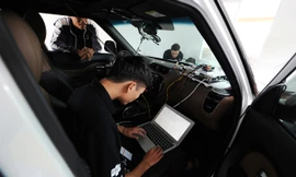 Kỹ sư Nguyễn Đức Linh đang khởi động hệ thống tự lái cho xe chuẩn bị chạy. Ảnh: NVCC