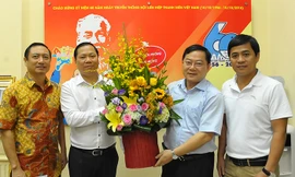 Tổng biên tập Báo Tiền Phong Lê Xuân Sơn tặng hoa chúc mừng 60 năm ngày truyền thống Hội LHTN Việt Nam