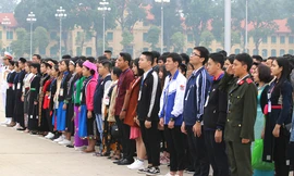 Học sinh, sinh viên dân tộc thiểu số báo công dâng Bác