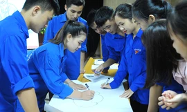 Các đoàn viên thanh niên thực hành phương pháp tư duy sáng tạo. Ảnh: Xuân Tùng