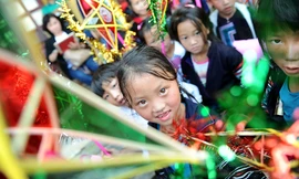 Trẻ em rẻo cao Sa Pa vui Tết Trung thu sớm