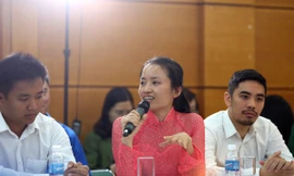 Tiến sĩ Vũ Bích Ngọc (áo dài hồng) và Nguyễn Khôi chia sẻ tại chương trình. Ảnh: Xuân Tùng