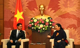 Phó Chủ tịch Thường trực Quốc hội Tòng Thị Phóng tiếp Bí thư T.Ư Đoàn TNNDCM Lào. Ảnh: Xuân Tùng