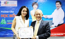 Giáo sư Phan văn Trường - Cố vấn cao cấp của Viện Quản trị kinh doanh FSB đại diện trao học bổng cho CEO Mai Thu Huyền