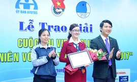 Anh Nguyễn Ngọc Lương, Bí thư Trung ương Đoàn và đại diện Cty CP Interbusline trao Giải nhất