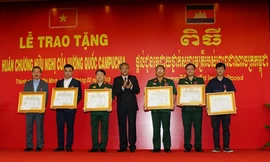 Lễ trao Huân chương của Vương quốc Campuchia. (Ảnh: QK7)