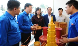 Bí thư thứ nhất T.Ư Đoàn Lê Quốc Phong, Thứ trưởng Bộ TN&MT Võ Tuấn Nhân, Phó Bí thư Tỉnh ủy Bắc Ninh Đàm Thị Lan tham quan các gian hàng