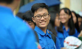 Tình nguyện viên rạng rỡ tiếp sức thí sinh thi lớp 10 công lập