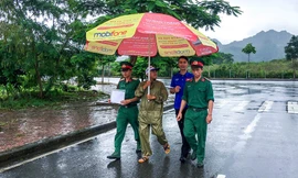 Thanh niên tình nguyện đội mưa tiếp sức sĩ tử