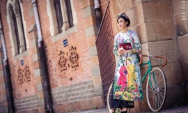 'Bản sao' của Hoa hậu Mai Phương Thúy cuốn hút trong tà áo dài vui Tết