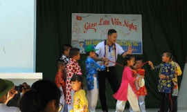 Vượt sóng mang quà tết Thiếu nhi đến huyện đảo Trường Sa