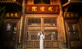 Ngẩn ngơ thiếu nữ Triều Tiên khoe sắc xuân đón năm mới